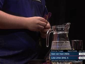 Luke Littler scheitert an Gian van Veen im Halbfinale des German Darts Grand Prix und experimentiert während des Matches an seinen Darts - was letztendlich das Aus bedeutet.