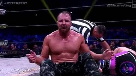 Jon Moxley brachte in seinem Match auch Reißnägel zum Einsatz