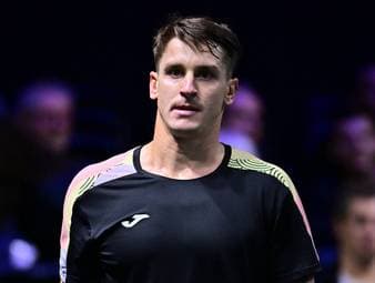 Profi schneidet sich im Match die Haare