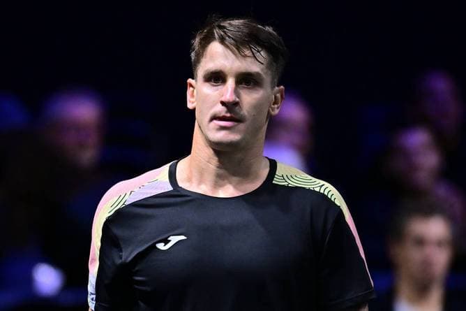 Profi schneidet sich im Match die Haare