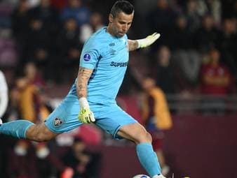 Mit 45! Rekord-Torhüter hängt noch zwei Jahre dran