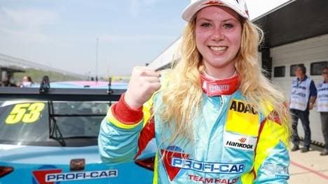 Michelle Halder fuhr in Most als erste Frau in der TCR Germany aufs Podium