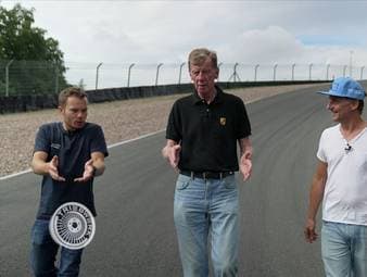 4,2 Kilometer lang, 19 Kurven, bis zu 26 Prozent Gefälle – das sind die nackten Daten des Bilster Berges. Doch diese Zahlen allein können kaum ausdrücken, was die Rennstrecke in Ostwestfalen seinen Fahrern wirklich bietet. Für „Triebwerk“ versuchen die Rennfahrer Walter Röhrl, Benny Leuchter und Tim Schrick die Geheimnisse dieses ehemaligen Munitionsdepots zu ergründen. Die gefürchtete Mausefalle ist der perfekte Ausgangspunkt dafür. 
Die E-Mobilität hat auch die Oldtimerszene erreicht. Egal, ob Porsche 911 oder VW Käfer – kein Klassiker ist vor einer Elektrifizierung sicher. Was zuerst nur in den USA möglich schien, ist jetzt auch zu uns nach Deutschland herübergeschwappt – trotz TÜV-Abnahmen und H-Kennzeichen-Fetischismus. Doch diesmal bekommt kein europäischer Klassiker ein Elektroherz eingepflanzt, sondern eine echte amerikanische Ikone: der Ford Mustang.