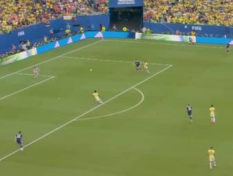 Schon nach sieben Minuten geht Brasilien gegen Schottland in Führung! Allerdings helfen die Schotten fleißig mit. McKenna lässt sich am eigenen Strafraum zu viel Zeit, Rayan spitzelt dazwischen und Vini Jr. umkurvt den Keeper. 1:0 für den Rekordweltmeister.