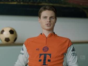 Jonas Urbig spricht über das Zusammenspiel der Torhüter beim FC Bayern. Der junge Schlussmann betont, dass er nicht nur von Manuel Neuer lerne - und dennoch beeindrucken ihn zwei Eigenschaften ganz besonders.