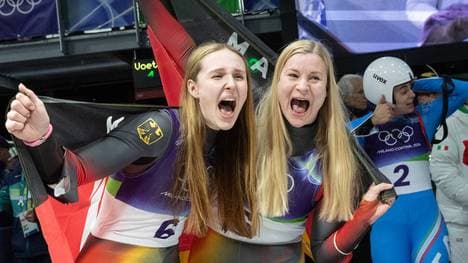 Magdalena Matschina (l.) und Dajana Eitberger gewinnen Silber bei den Olympischen Winterspielen im Rodel-Doppelsitzer