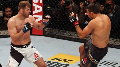 Stipe Miocic (l.) krönte sich zum neuen UFC-Champion