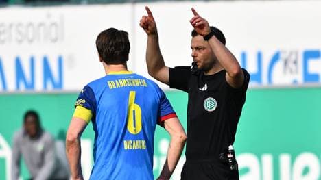 Schiedsrichter Wolfgang Haslberger nahm den Braunschweiger Ausgleich zurück