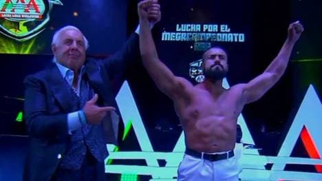 Ric Flair begleitete Andrade El Idolo bei AAA TripleMania zum Ring