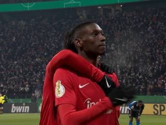 Eintracht Frankfurt bezwingt den SV Darmstadt 98 im Derby und zieht ins Viertelfinale des DFB-Pokals ein. Spieler des Spiels waren einmal mehr Mario Götze und Randal Kolo Muani.