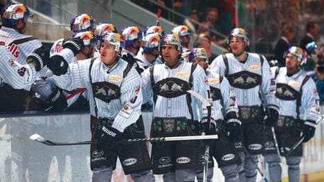 EHC Red Bull Muenchen v Augsburger Panther - DEL