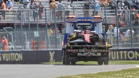 Charles Leclercs Ferrari wird demoliert abtransportiert