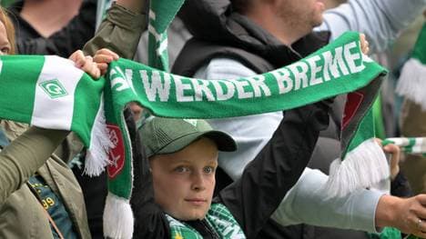 Ein Werder-Fan hält seinen Schal hoch
