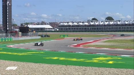 Kurz vor Rennende in den USA musste Max Verstappen (M.) am überrundeten Mick Schumacher (l.) vorbei