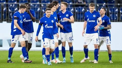 Schalke feiert die Führung durch Marius Bülter