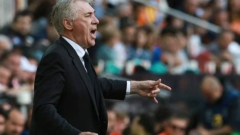 Carlo Ancelotti tobt an der Seitenlinie