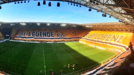 Die Choreografie bedeckte den gesamten Heimbereich des Stadions