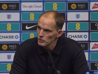 Thomas Tuchel zeigt sich nach Englands 2:0-Sieg gegen Serbien beeindruckt von Phil Foden. Der 25-Jährige wurde in der 65. Minute für Harry Kane eingewechselt und lieferte einen Assist.