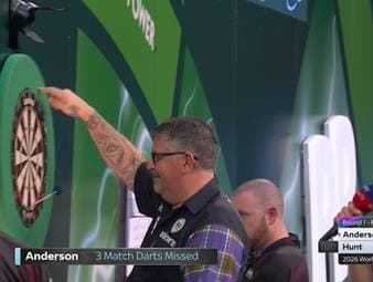 Gary Anderson feiert bei der Darts-WM einen erfolgreichen Auftakt und gewinnt sein Erstrundenmatch in fünf Sätzen gegen Adam Hunt.
