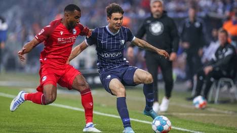 06.05.2022, Fussball, Saison 2021 2022, 1. Bundesliga, 31. Spieltag, VfL Bochum - Arminia Bielefeld, Nathan de Medina (Arminia Bielefeld), Gerrit Holtmann (VfL Bochum) Foto: Tim Rehbein RHR-FOTO Bochum Vonovia Ruhrstadion NRW Deutschland xRHR-FOTO TRx *** 06 05 2022, Football, 2021 2022 season, 1 Bundesliga, 31 matchday, VfL Bochum Arminia Bielefeld, Nathan de Medina Arminia Bielefeld , Gerrit Holtmann VfL Bochum photo Tim Rehbein RHR FOTO Bochum Vonovia Ruhrstadion NRW Germany xRHR FOTO TRx