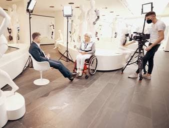  Ist schon bald jeder Mensch ein Cyborg – wie viel steckt schon in uns, ohne dass wir es ahnen? Verschmelzung von Körper und Technik und Künstliche Intelligenz bieten in Zukunft noch mehr Möglichkeiten zur Optimierung täglicher Abläufe, zur Stabilisierung unserer Gesundheit und zur Prävention. Der 2. Teil unserer Cyborg-Reihe beschäftigt sich mit zukünftigen Entwicklungen und was von der Technik vielleicht sogar schon bald zu erwarten sein könnte. Wie sieht der Körper der Zukunft aus? Kamera-Kapseln schlucken und der Verdauungstrakt kann überwacht werden? Gehört ein Herzinfarkt oder Schlaganfall der Vergangenheit an? Wie verändern wir uns und wie sollten wir am besten damit umgehen? Und unser eigenes Ende - ist das bald Geschichte?