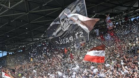 2. Bundesliga: St. Pauli veranstaltet Public Viewing im Millerntor-Stadion, Fans des FC St. Pauli unterstützen ihr Team am Millertor