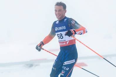 Langläufer betrinkt sich im Rennen