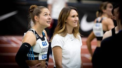 Gina Lückenkemper (l.) kann die Zeitkorrektur nicht nachvollziehen