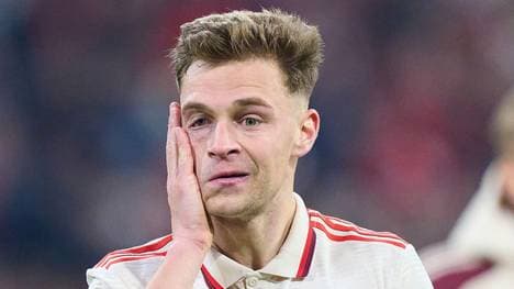 Joshua Kimmich trägt das Trikot des FC Bayern München