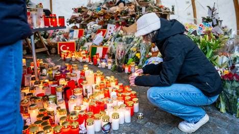 Kerzen und Blumen für die Opfer in Crans-Montana