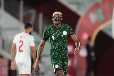 Nigeria zittert sich ins Achtelfinale