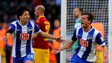 Valentin Stocker (r.) von Hertha BSC feiert ein Tor