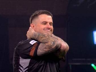 Luke Woodhouse verliert das zweite Leg im dritten Satz gegen Krysztof Ratajski, obwohl er acht perfekte Darts spielt.