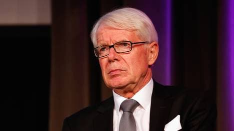 DFL-Präsident Reinhard Rauball blickt grimmig