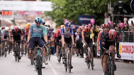 Auf der zweiten Etappe des Giro d'Italia kommt es zu einem erneuten Massensturz