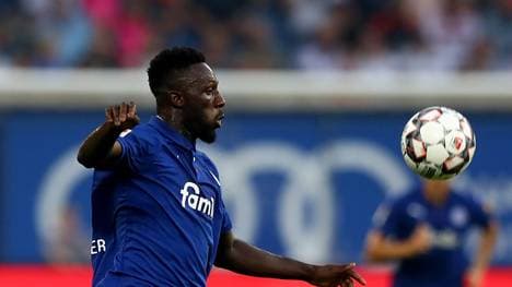 Kingsley Schindler von Holstein Kiel sah innerhalb von zwei Minuten zwei Gelbe Karten