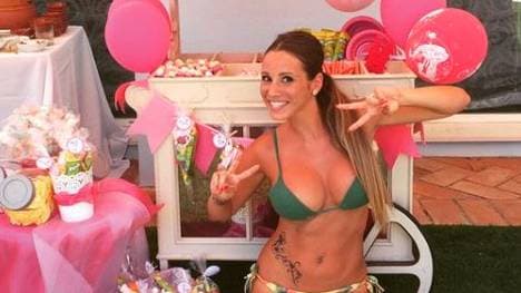 Raquel Mauri drückt beim Clasico zwischen dem FC Barcelona und Real Madrid ihrem Mann Ivan Rakitic die Daumen