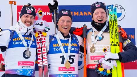 Endre Strömsheim (M.) gewann zum WM-Abschluss vor Sturla Holm Laegreid (l.) und Johannes Thingnes Bö