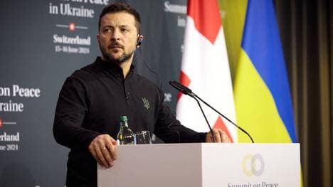  Wolodymyr Selenskyj tröstete das Team der Ukraine