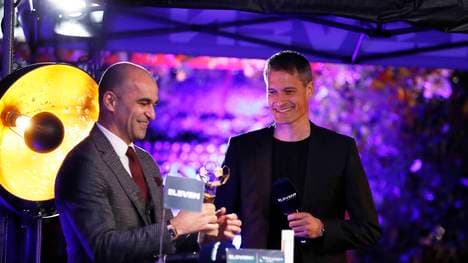 Alexander Blessin (r.) wurde von Roberto Martinez geehrt