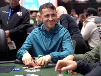 Koray Aldemir gewann 2021 das Main Event der WSOP. Nun gehört er zu noch fünf verbliebenen Ex-Champions, die Tag 4 des aktuellen Main Events erreicht haben.