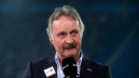 Trainerlegende Peter Neururer blickt sorgenvoll nach Bochum