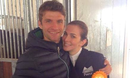 Stolz wie Oskar zeigt sich Thomas Müller mit seiner Frau Lisa auf Facebook.