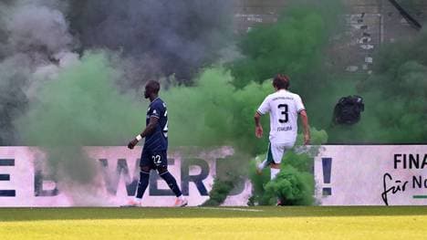 Die Gladbacher Fans zündeten Pyrotechnik nach Florian Neuhaus' Tor