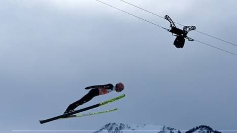 Karl Geiger gewinnt das Auftaktspringen in Oberstdorf
