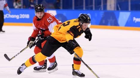 Dominik Kahun (v.) hat mit dem DEB-Team bei Olympia Silber gewonnen