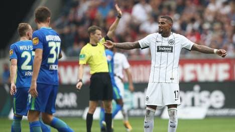 Kevin-Prince Boateng (r.) weiß nicht, wie ihm geschieht. Aus einem Elfmeter für Frankfurt wird ein Freistoß für Wolfsburg