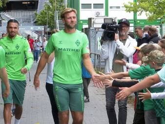 Niclas Füllkrug wird in der kommenden Saison wieder für Werder Bremen stürmen. Bei seiner Rückkehr überraschte der 33-Jährige mit einem neuen Look. 