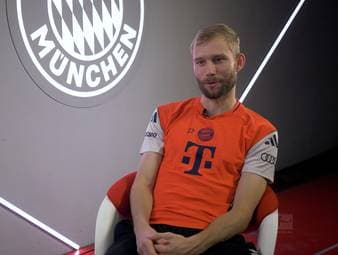 Luis Díaz bracht vor kurzem einen eigene Song raus. Bisher hat der Bayern-Profi diesen aber noch nicht in der Kabine vor der Mannschaft performt. 