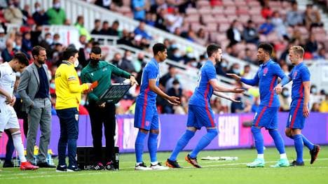 Jadon Sancho (2.v.r.) schaut im englischen Spiel gegen Kroatien nur zu